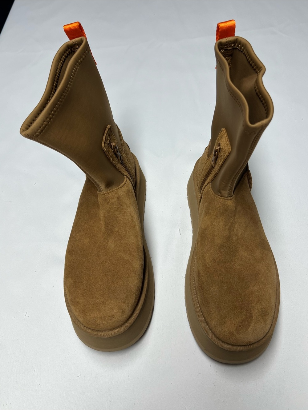 UGG Women's Classic Dipper platform boots in Chestnut NWOB Size 9